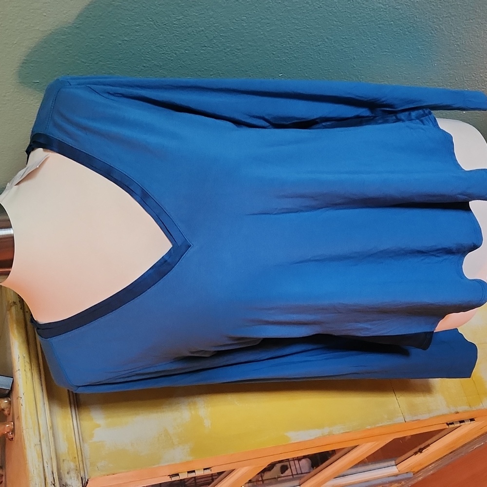 Women's v-neck, l/s top. New